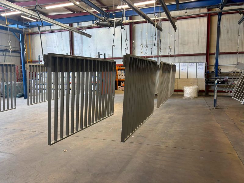 SMPI Thermolaquage traite 100 garde-corps industriels en atelier — image 3