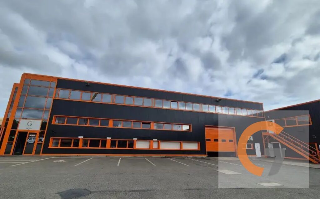 Bâtiment CETS avec logo CETS