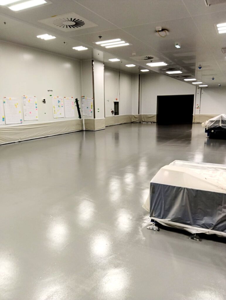 DPI pose un sol résine antistatique ESD en milieu pharmaceutique